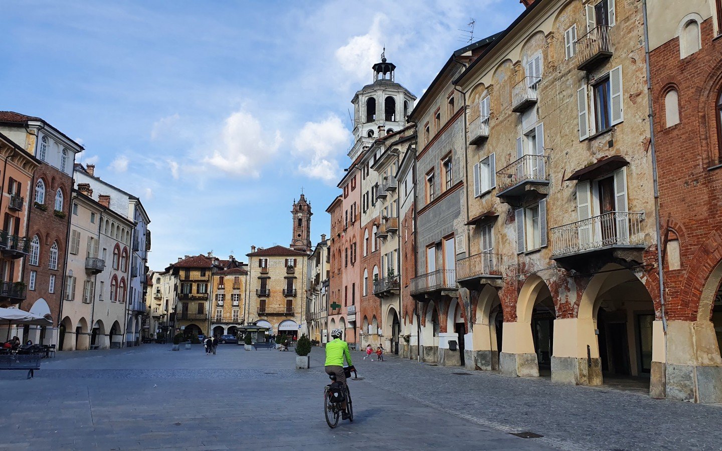A spasso per piazza Santorre, Savigliano