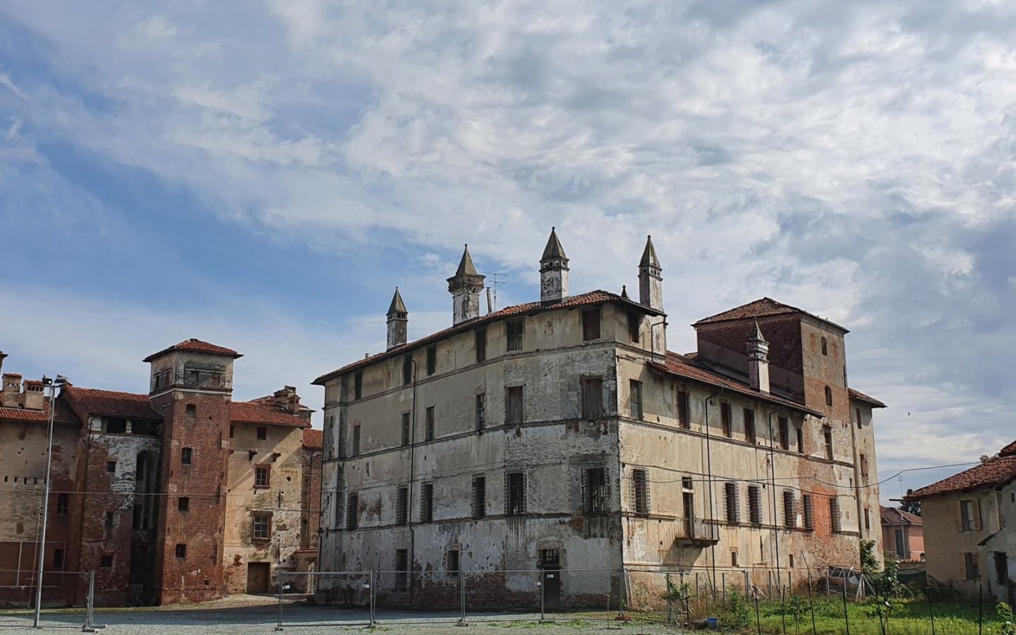 L'imponente Castello di Lagnasco