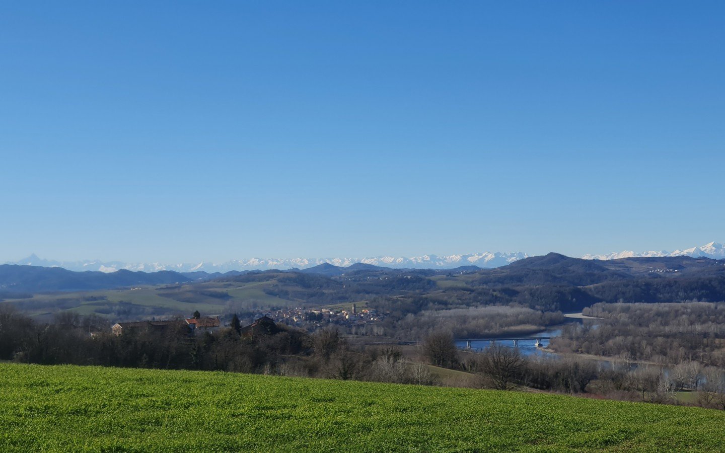 Il balcone del Belvedere di Cuniolo con vista sul Po e sulle Alpi 