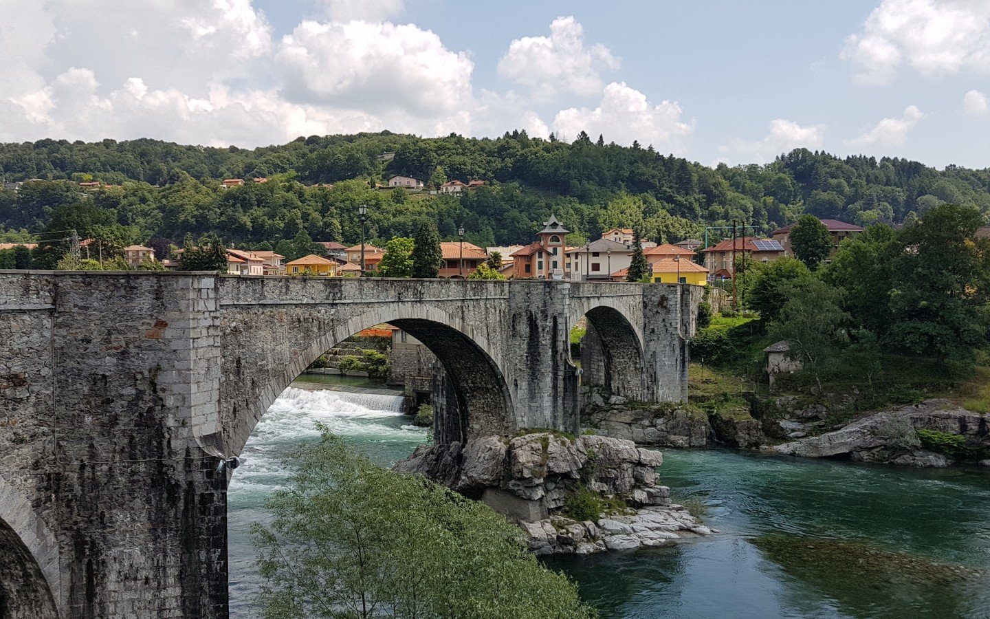 Lo splendido paesaggio di Agnona sul ponte sulla Sesia