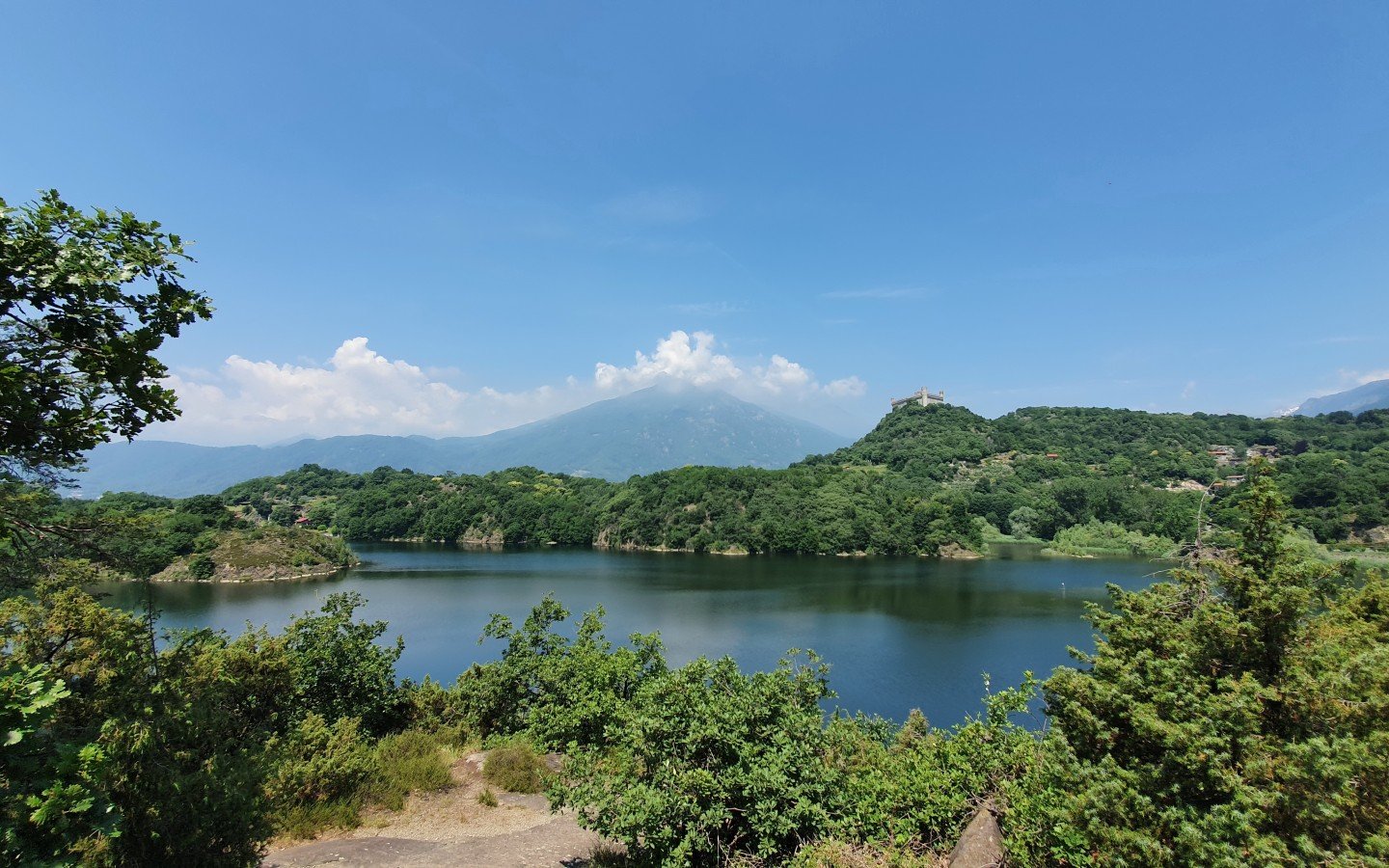 Una cartolina del lago Pistono a Montaldo Dora 