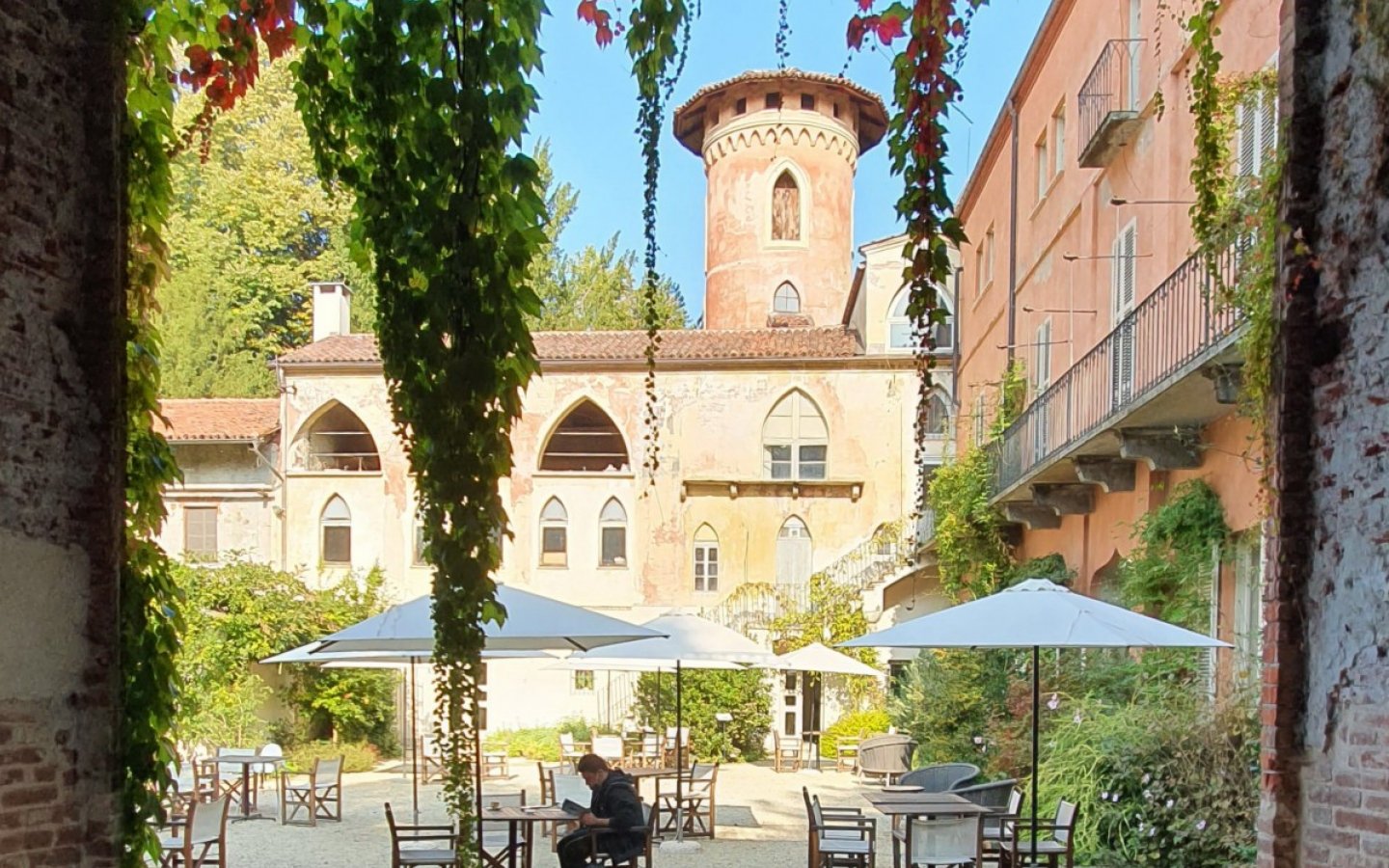 Un caffè al Castello di Mirandolo a San Secondo di Pinerolo