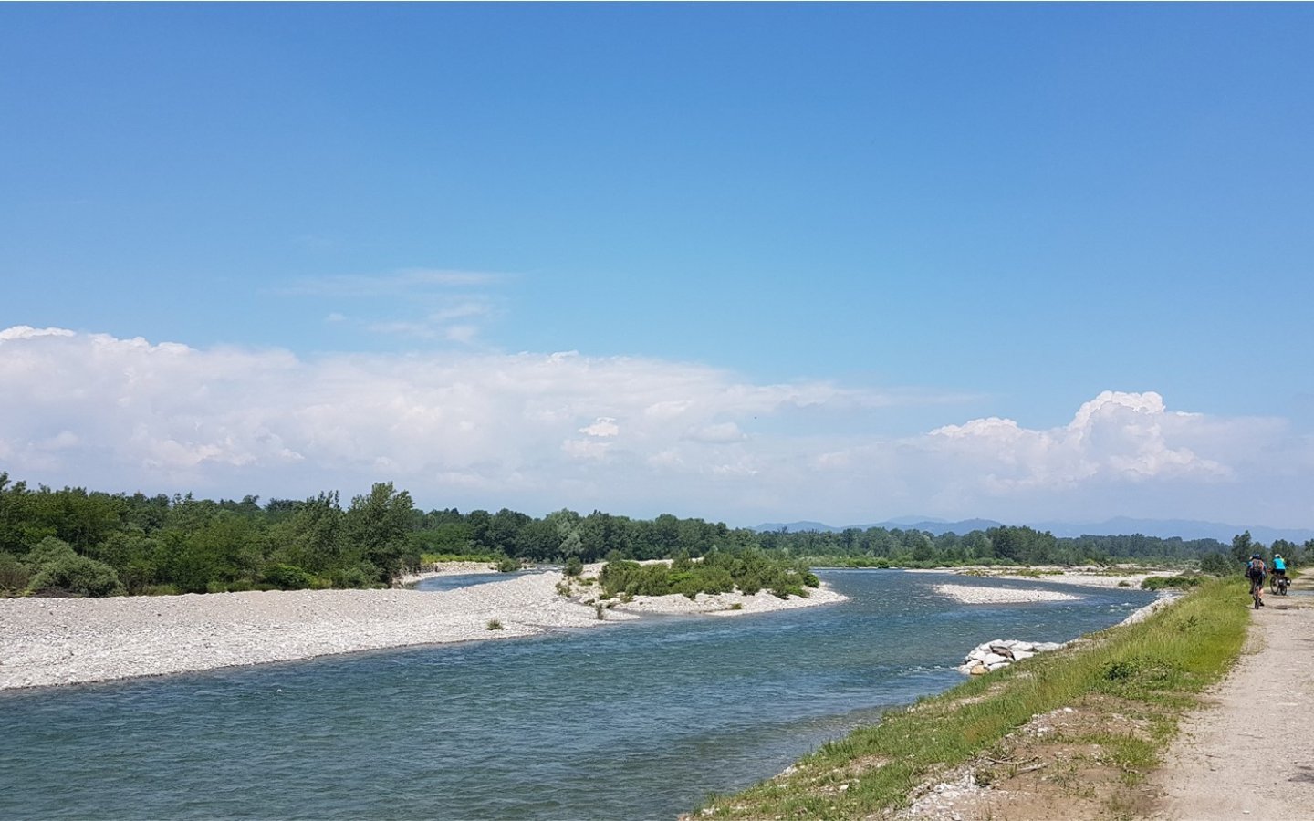 Lo splendido paesaggio delle sponde della Sesia nei pressi di Ghislarengo