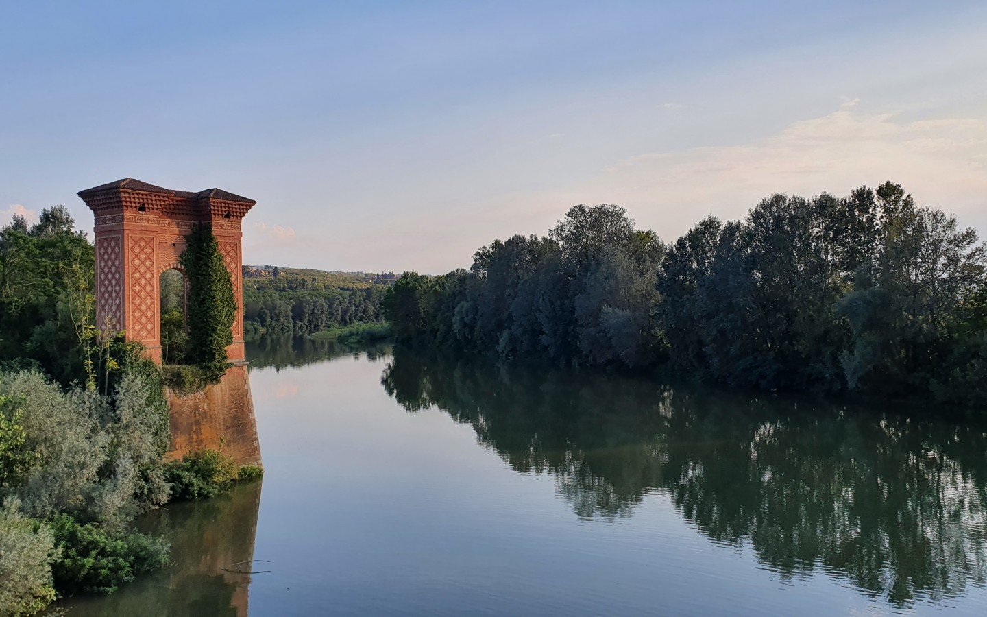 Per ammirare il paesaggio dei resti del ponte sospeso sul Tanaro 