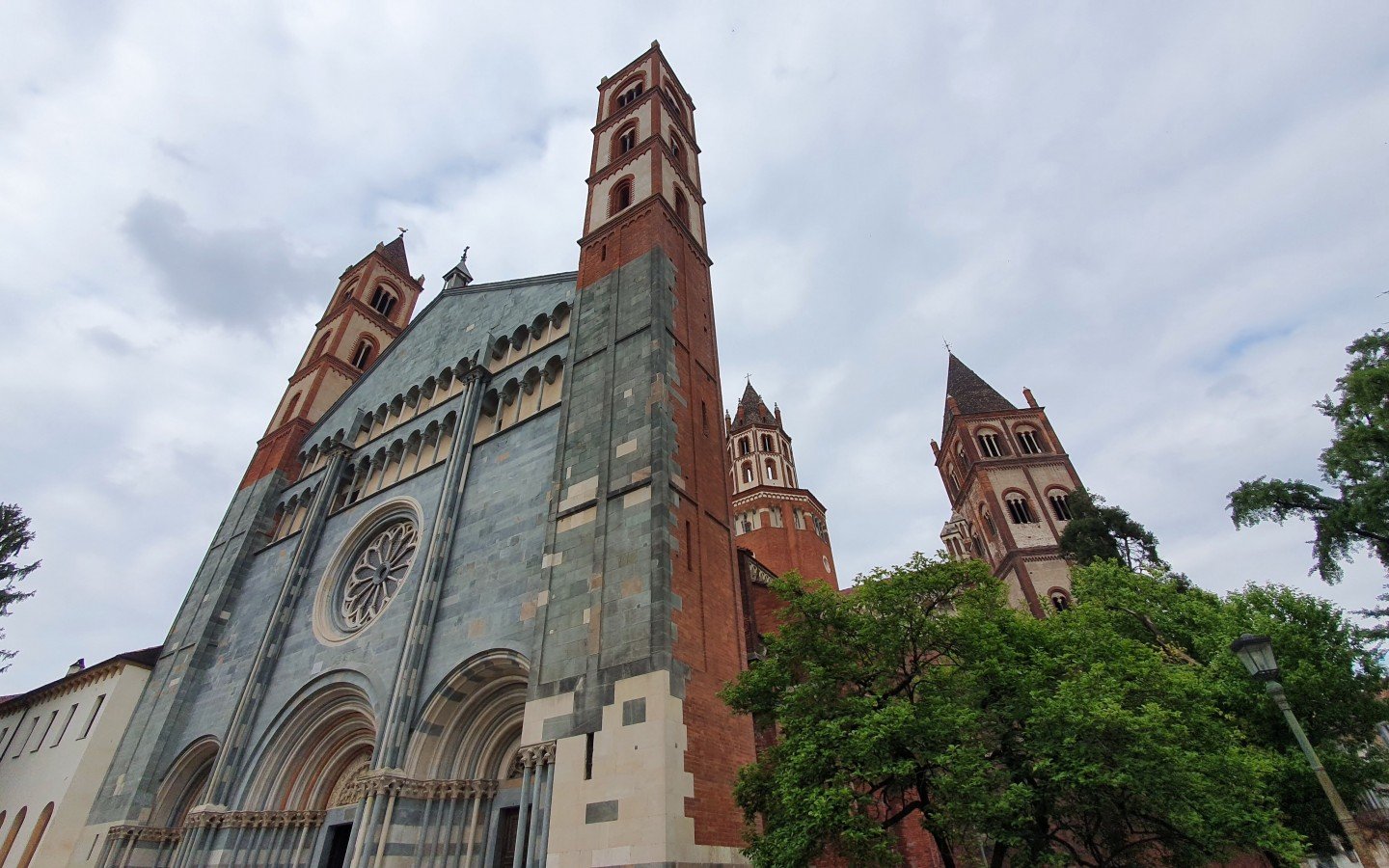 Un occhio verso il gotico di Vercelli presso la Basilica di Sant'Andrea